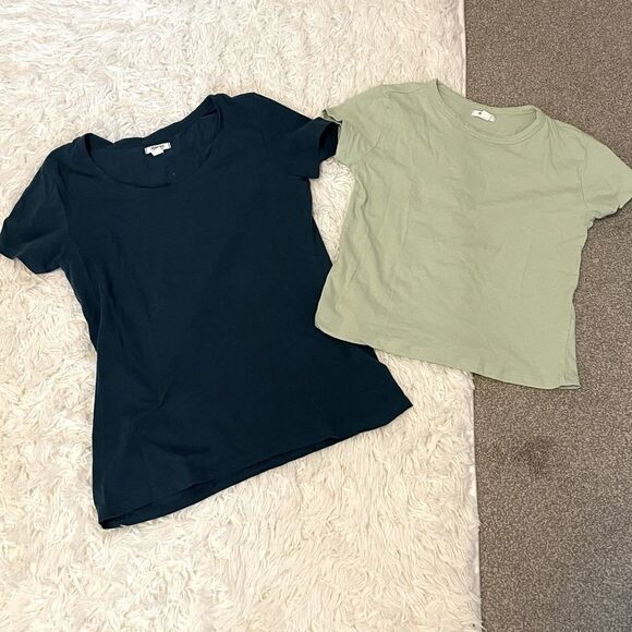 3/$25 Bundle of 2 T-shirts - Picture 5 of 5